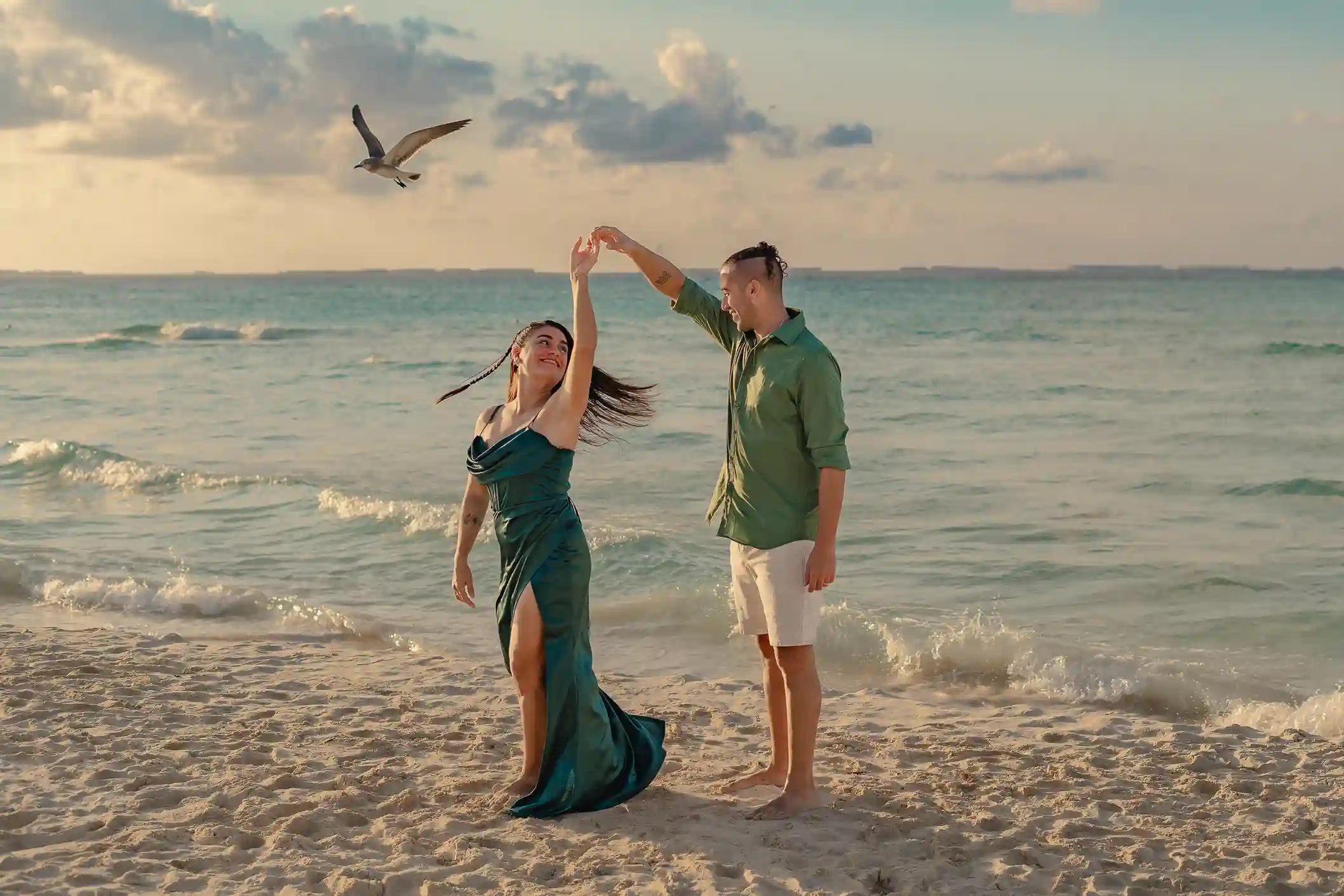 Couple photo session at Cancún beach during golden hour