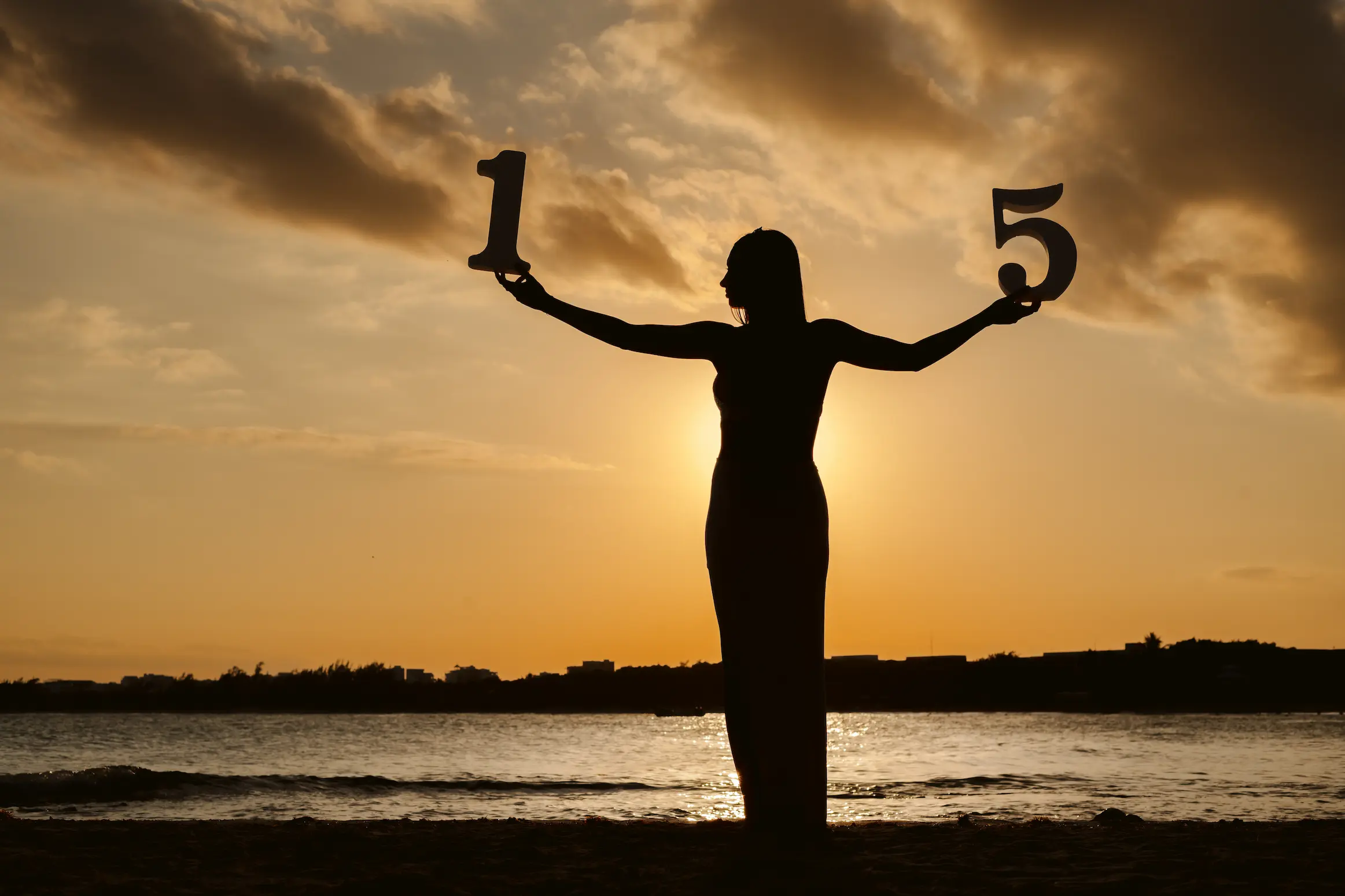 Portrait session on a Cancún beach using soft late-day light