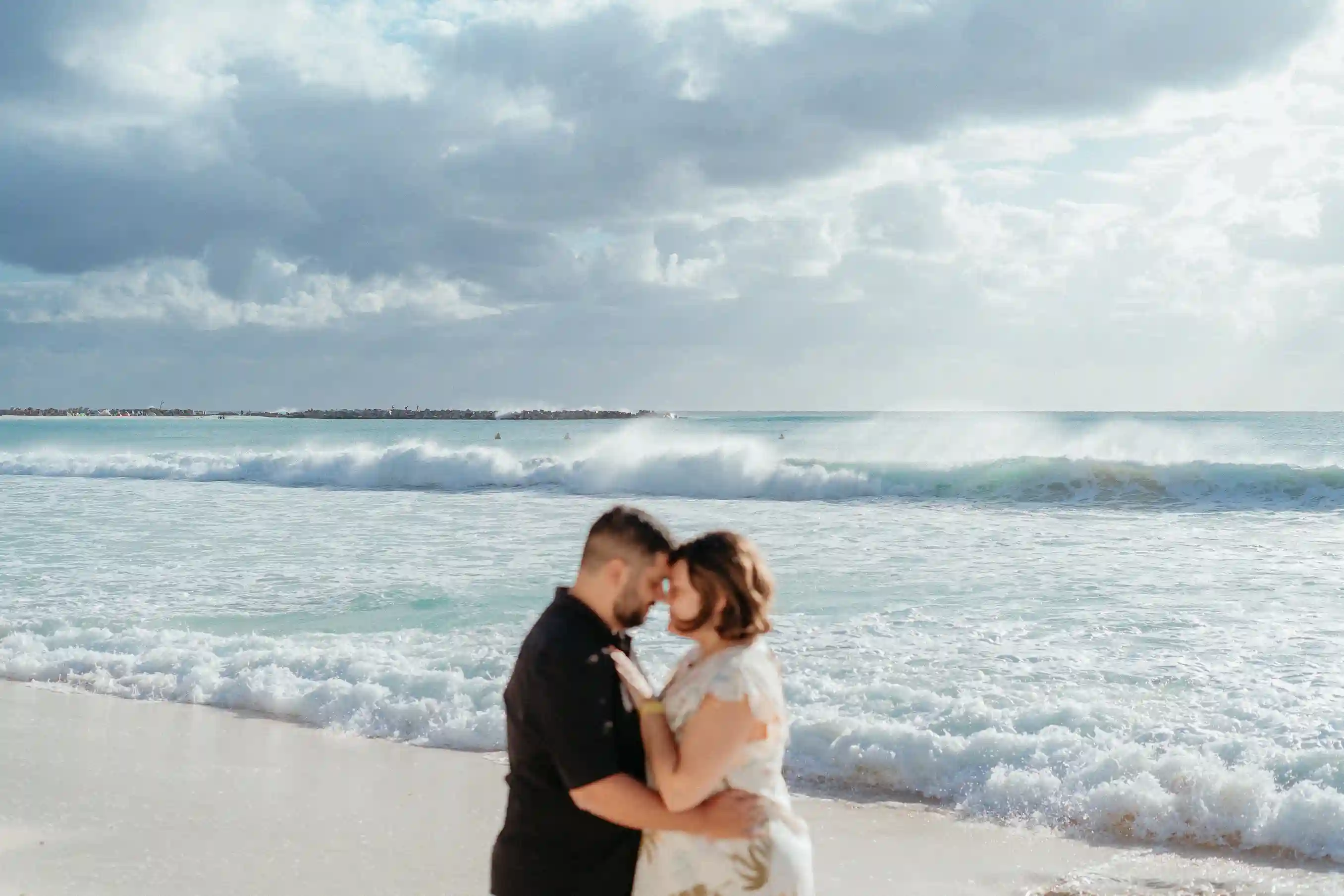 Couple on a relaxed vacation photoshoot near Cancún's hotel zone