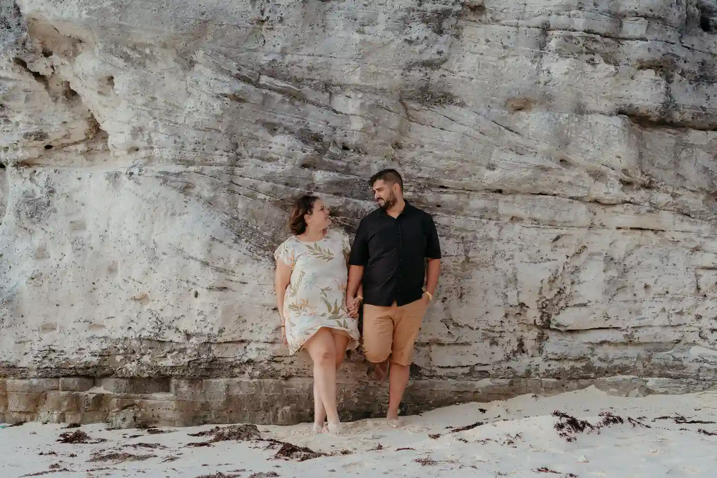 Couple on a relaxed vacation photoshoot on a Cancún beach