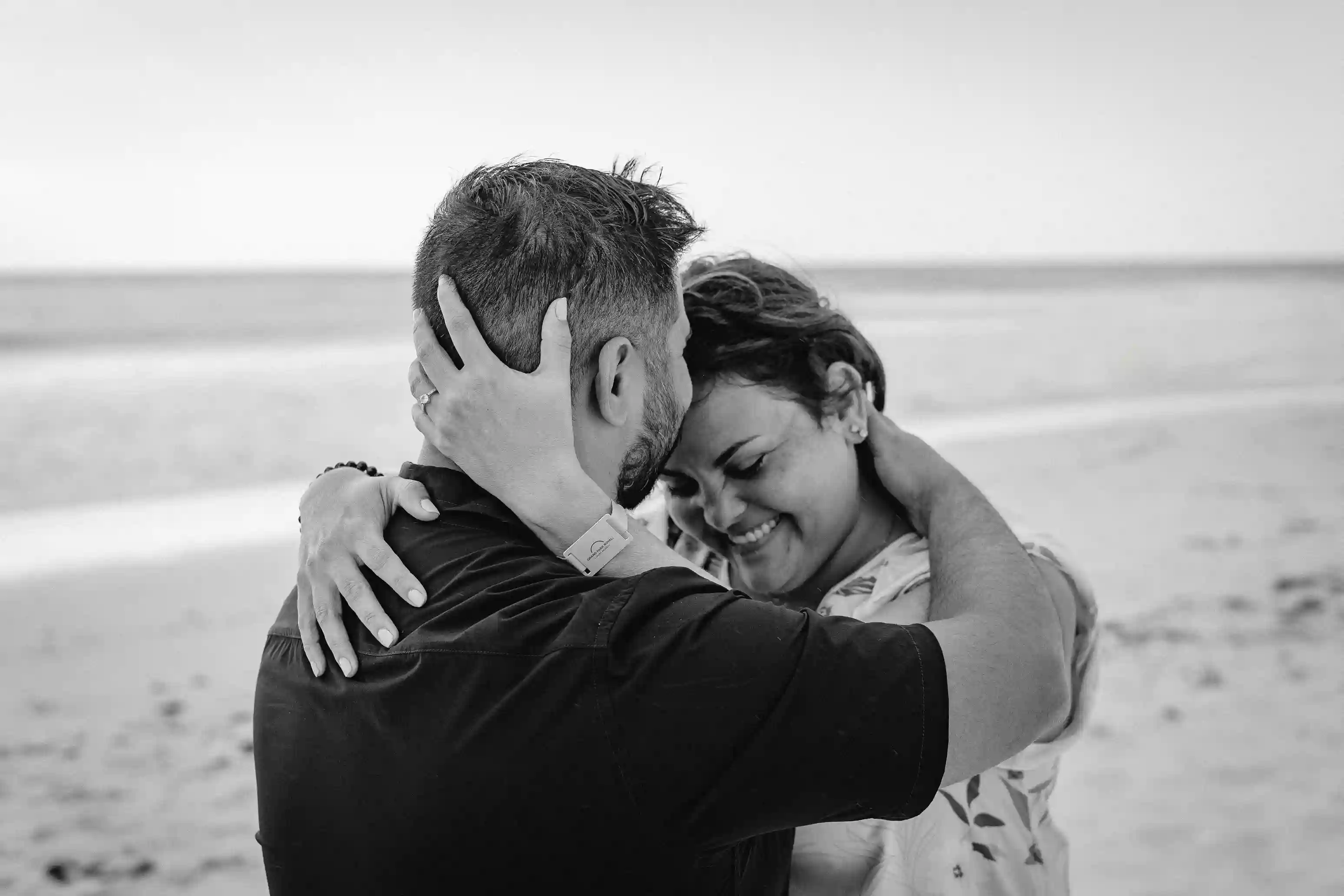Couple on a vacation photoshoot along the Cancún shoreline