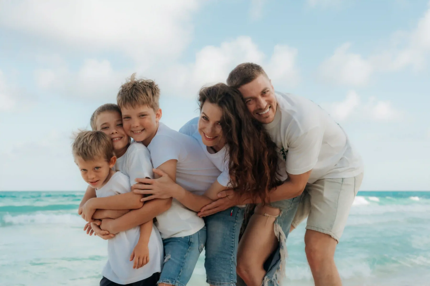 Family photo session on a calm Cancún beach