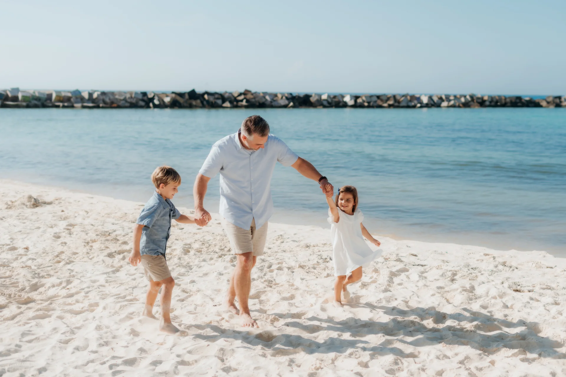 Child held between both parents, Hyatt Ziva, Cancún