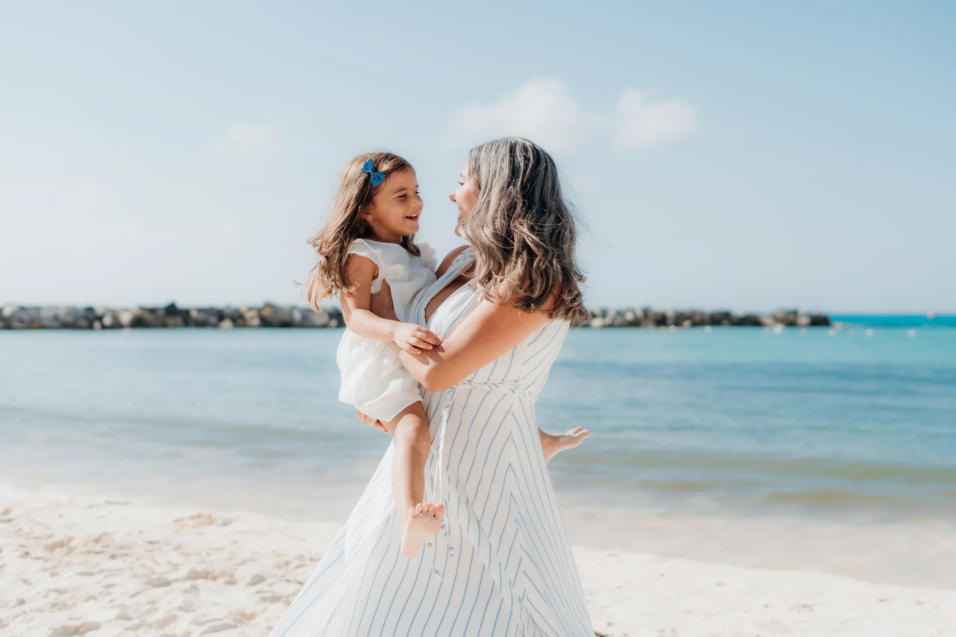 Family portrait with the ocean behind them, Hyatt Ziva, Cancún