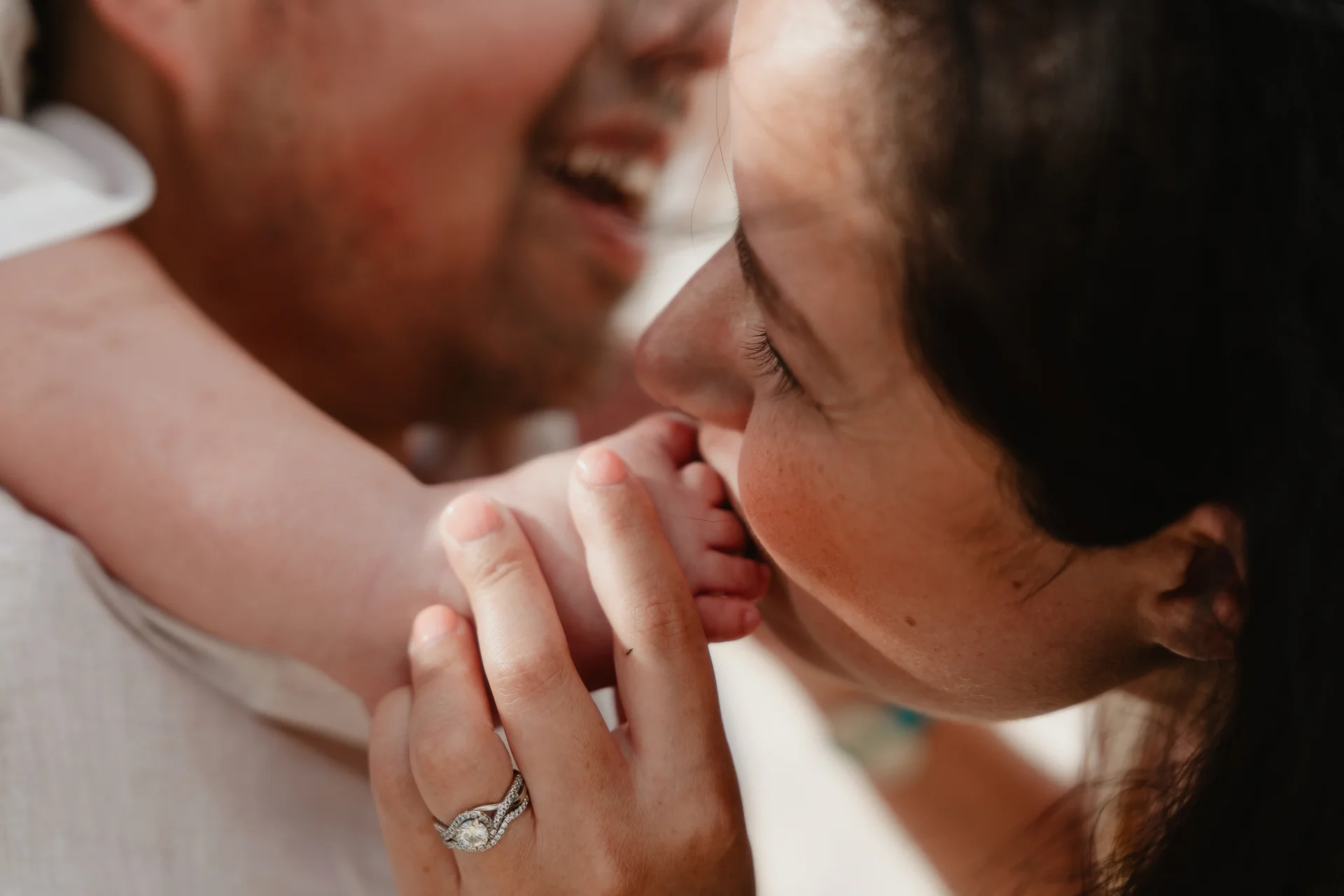 Parents kissing their child on the cheek, Playa Delfines, Cancún