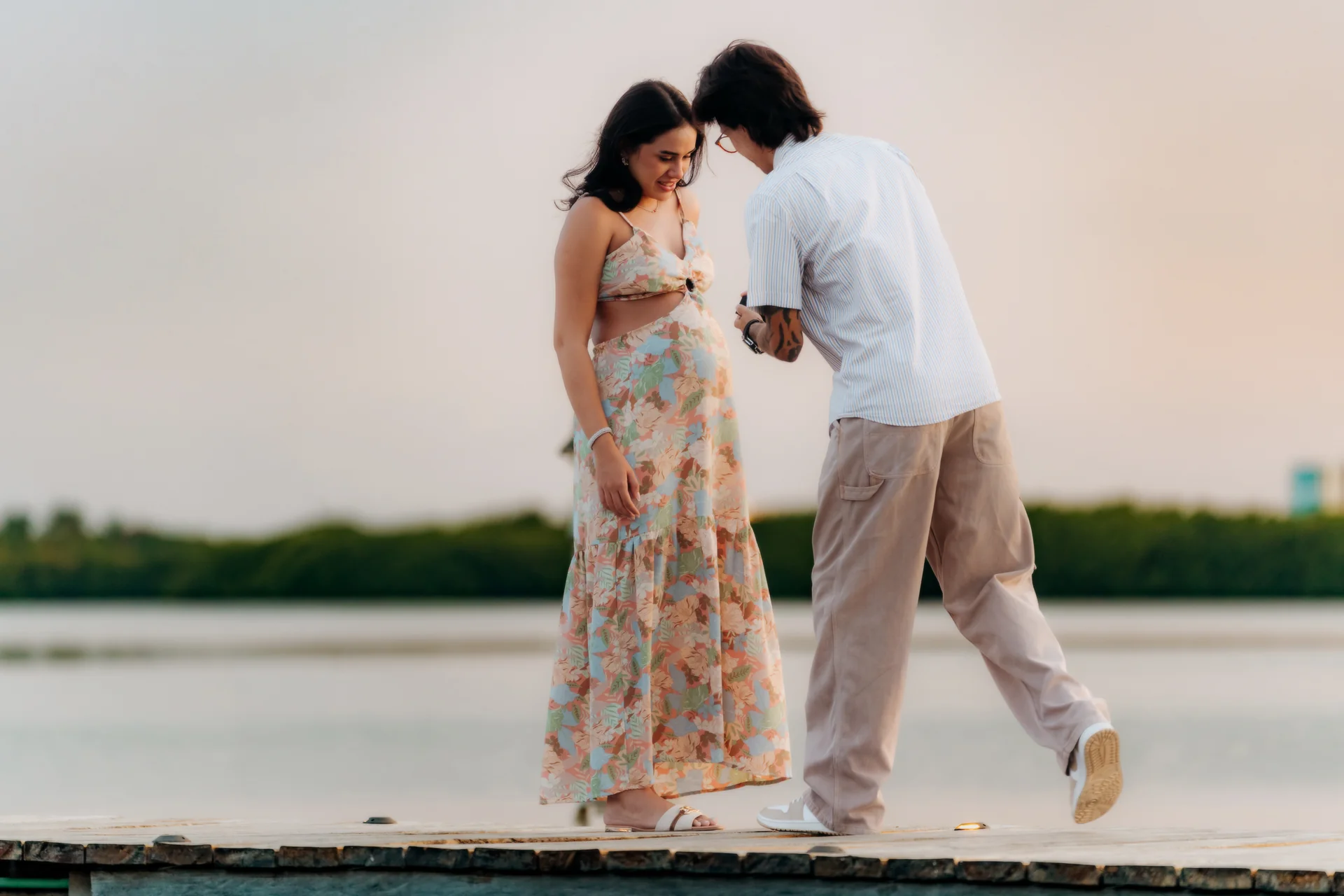 Couple holding each other close after the surprise, Navios restaurant, Cancún